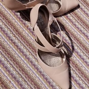 Life Stride, 2.5 inch tan heel